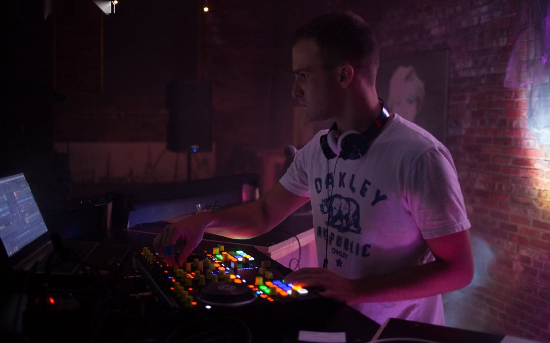 icon-events-concerts-black-lights-white-clothes-2014-080725-sioux-falls-06-cleaned