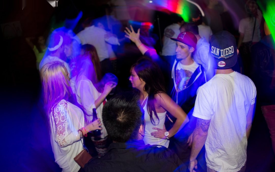 icon-events-concerts-black-lights-white-clothes-2014-080725-sioux-falls-70-cleaned