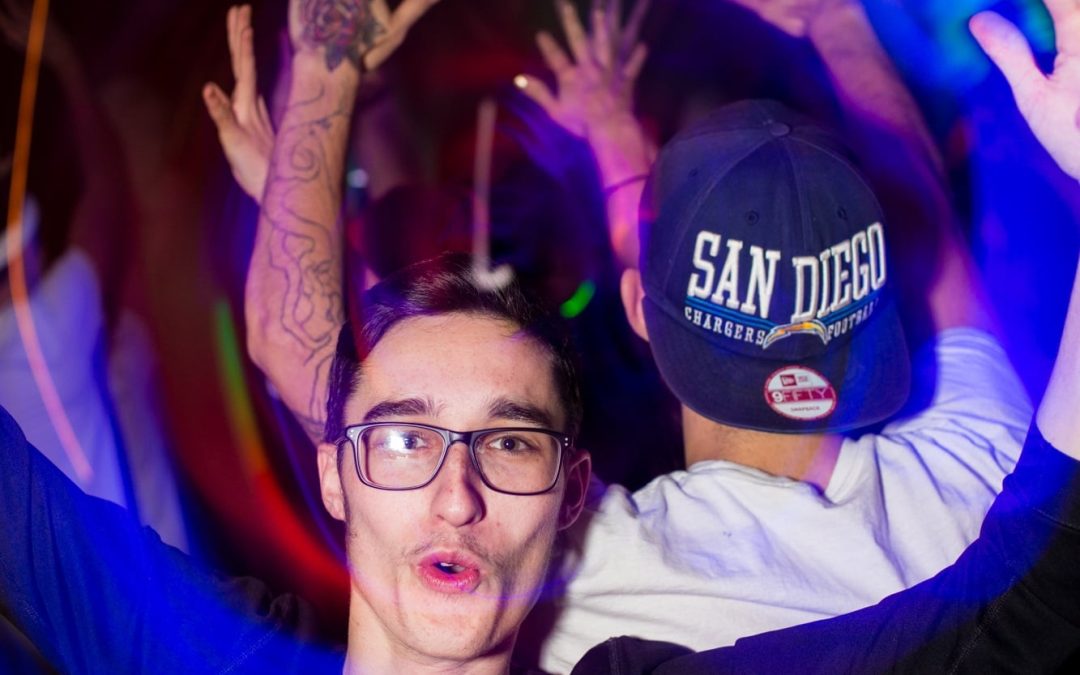 icon-events-concerts-black-lights-white-clothes-2014-080725-sioux-falls-72-cleaned