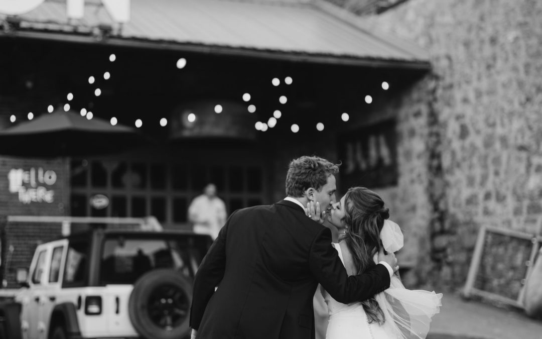 icon-events-weddings-outdoor-venue-kaitie-and-max-icon-patio-sioux-falls-001-02