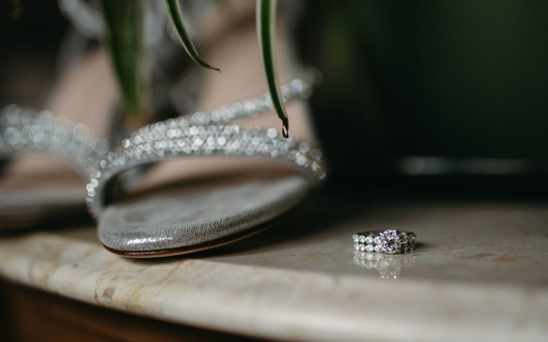 icon-events-weddings-wedding-rings-justin-and-kelsey-rosebrock-bridal-suite-sioux-falls-001-02
